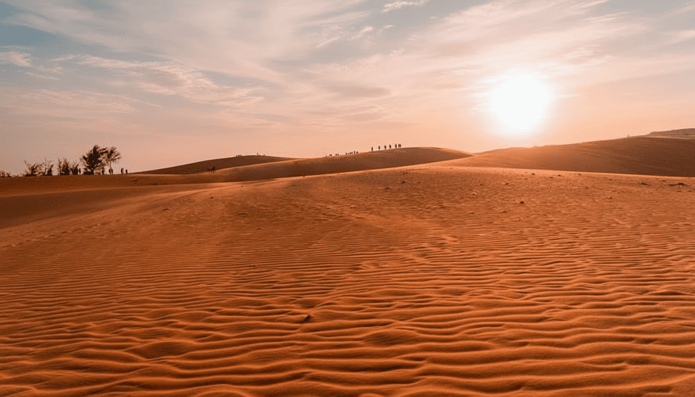 &Aacute;nh s&aacute;ng mặt trời phản chiếu l&ecirc;n lớp c&aacute;t một m&agrave;u đỏ cam ảo diệu